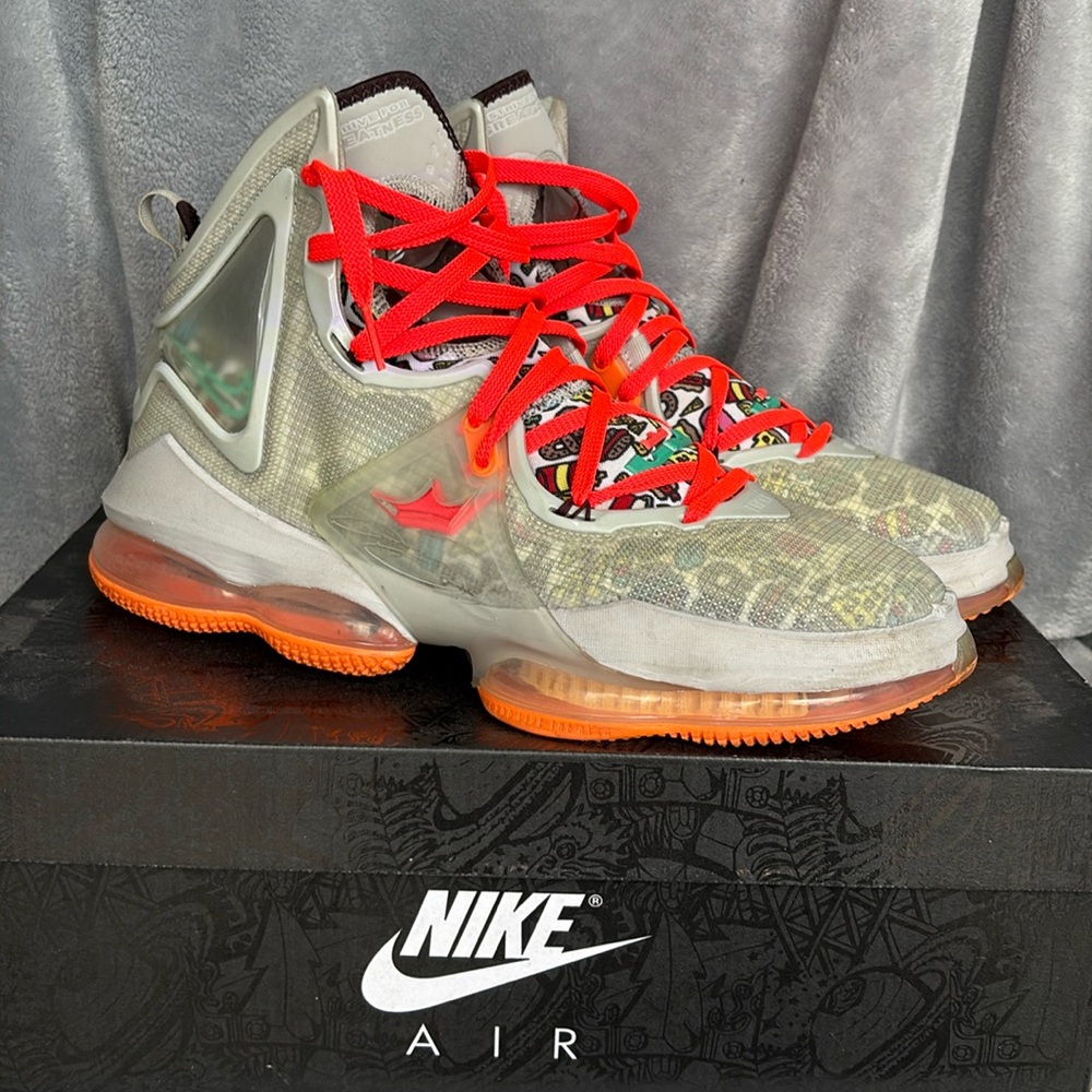 Lebron XIX basketball sneakers